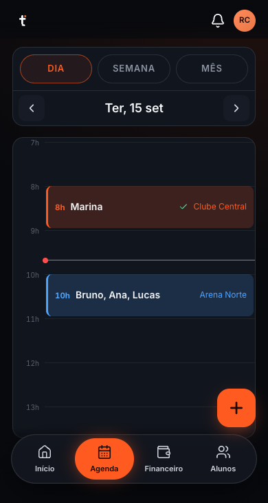 Tela real da agenda do Treinaly com seletor Dia, Semana e Mês, aulas por horário e clube e navegação inferior. Dados demonstrativos.